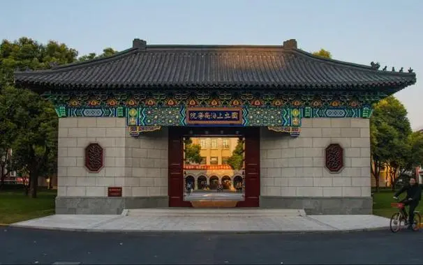 双一流校长：我国40万博士生像乞丐一样在做研究，建议月收入达到1万元