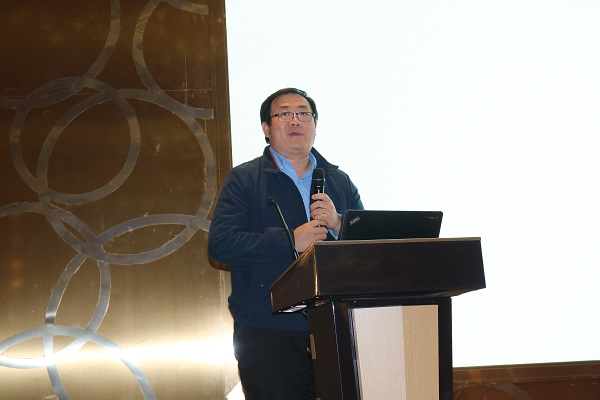 张达威教授在作报告.JPG